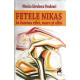 Fetele Nikas in lumina zilei, mare si alba