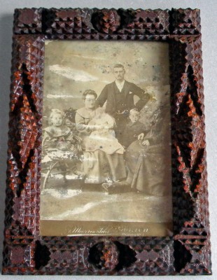 1900 TRAMP ART, Rama fotografie vintage din lemn, model deosebit sculptat manual foto
