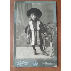Fotografie pe carton, fetita cu palarie, sfarsit de secol XIX
