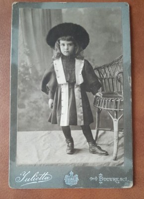 Fotografie pe carton, fetita cu palarie, sfarsit de secol XIX foto