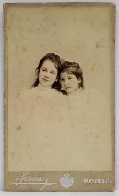 FOTOGRAF SPIRESCU , BUCURESTI , DOUA FETITE IN STUDIO , FOTOGRAFIE C.D.V. , SFARSITUL SEC. XIX foto