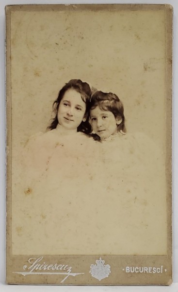 FOTOGRAF SPIRESCU , BUCURESTI , DOUA FETITE IN STUDIO , FOTOGRAFIE C.D.V. , SFARSITUL SEC. XIX