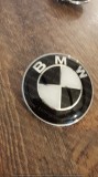 Emblema Capota BMW Negru/Alb 82mm - Logo Auto Universal, Diametru Standard