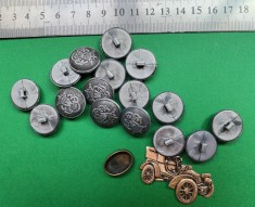 NASTURI CU PICIOR PLASTIC 16 BUCĂȚI, MAȘINĂ EPOCĂ EMBOSATĂ, PIESĂ ALAMĂ T3/24
