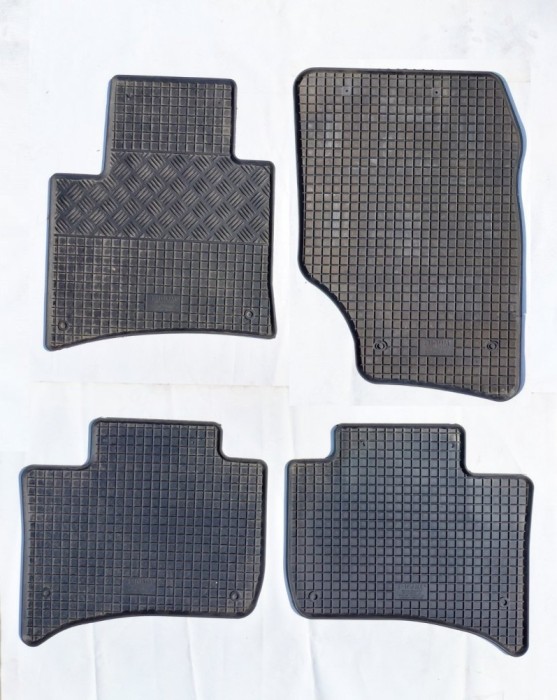 Set covorase cauciuc Vw Touareg, Porsche Cayenne 2010- 4buc; DETERIORAT PASAGER DREAPTA, FATA /SPATE