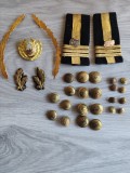 Lot Efecte Militare RSR &ndash; Emblemă Caschetă (Cuc Ofițer), Epoleți și Nasturi Perioada Comunistă