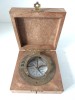 Busola vintage de bronz (7cm diameter) in cutie de plastic ce imita lemnul sculptat cu cioban si soare