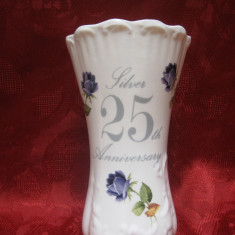 VAZA PORTELAN ENGLEZESC FINE BONE CHINA DECOR NUNTA DE ARGINT CU TRANDAFIRI 18CM