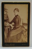 FOTOGRAF FRANZ MANDY , BUCURESTI , TANARA SCRIIND LA BIROU , FOTOGRAFIE C.D.V. , MARGINI AURITE , SFARSIT DE SECOL XIX