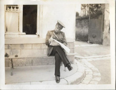 A595 Fotografie ofiter roman citind ziar anii 1930 poza veche foto