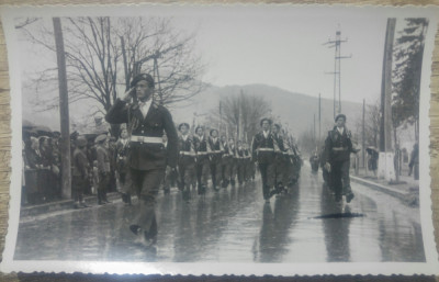 Elevi militari la parada// foto tip CP, perioada interbelica foto