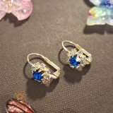 Cercei clasici placati cu aur , decor floare cu cristal zirconia indigo in centru, SaraTremo