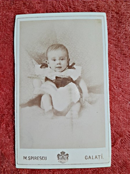Fotografie, bebe cu rochita si panglici, inceput de secol XX