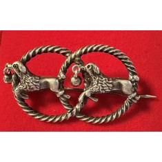 Broșă Vintage Veche Placată cu Argint &ndash; C&acirc;ini de V&acirc;nătoare &ndash; Stil Victorian / Edwardian (cca. 1890&ndash;1910)