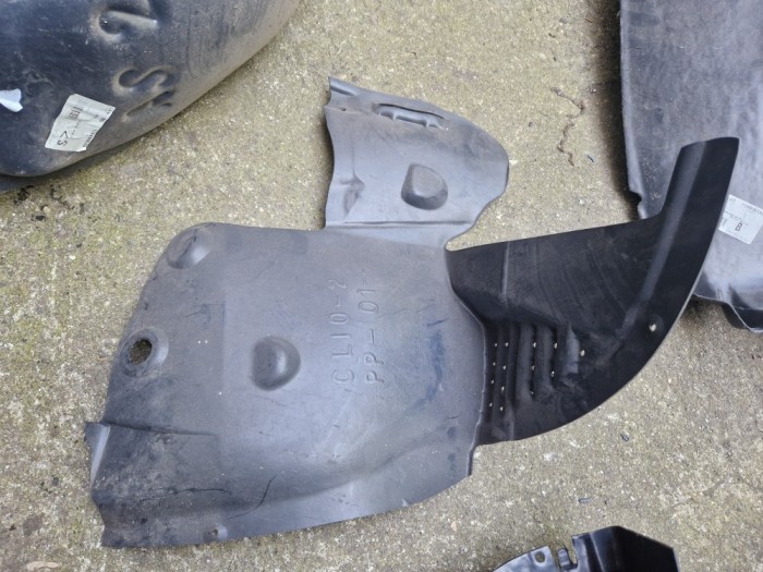 Apărătoare noroi față st&acirc;nga Renault Clio 2