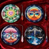 Kit Complet Radiestezie: 4 Plăci Divinație 18cm + 4 Penduluri Cristale Naturale+un set de rune cadou
