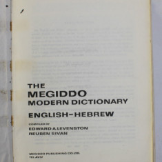 THE MEGIDDO MODERN DICTIONARY ENGLISH - HEBREW , compiled by EDWARD A. LEVENSTON and REUBEN SIVAN , 1972 , PREZINTA INSEMNARI PE BLOCUL DE FILE SI URM