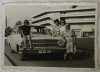 FAMILIE LANGA UN AUTOMOBIL OPEL, NR. 7- B- 4867 , PE LITORAL , FOTOGRAFIE , ANII &#039; 70