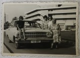 FAMILIE LANGA UN AUTOMOBIL OPEL, NR. 7- B- 4867 , PE LITORAL , FOTOGRAFIE , ANII &#039; 70