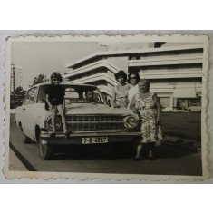 FAMILIE LANGA UN AUTOMOBIL OPEL, NR. 7- B- 4867 , PE LITORAL , FOTOGRAFIE , ANII &#039; 70