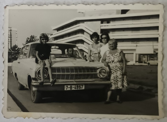 FAMILIE LANGA UN AUTOMOBIL OPEL, NR. 7- B- 4867 , PE LITORAL , FOTOGRAFIE , ANII &#039; 70