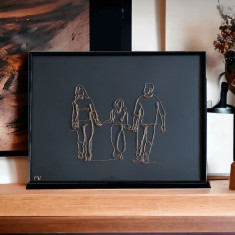 Familie cu adolescenta, tablou din fir continuu de sarma placata cu aur, 31×41 cm