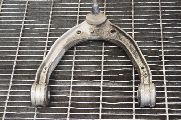 Braț superior dreapta față AUDI Q7 4L 2007 OEM: 7L0407047A 11477151