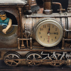 Locomotiva cu mecanic si ceas