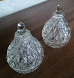 Set doua bomboniere sticla vintage fabrica Stirom in forma de pere 30 ani