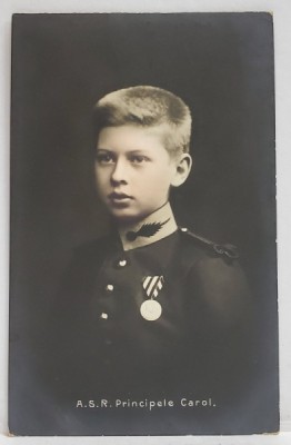 A.S.R. PRINCIPELE CAROL , IN UNIFORMA , CU DECORATIE , FARA CHIPIU , FOTOGRAFIE TIP CARTE POSTALA , INCEPUTUL SEC. XX foto