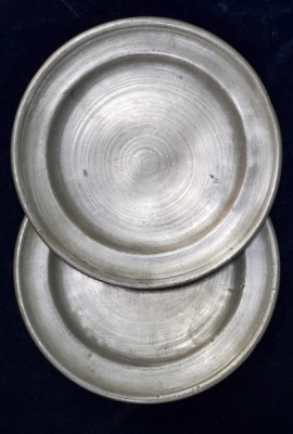 Pereche de farfurii din cositor, Atelier Transilvanean, cca. 1800 foto