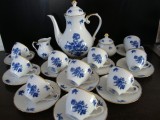 SET / SERVICIU CU MODEL IN RELIEF DIN PORTELAN SCHUMANN BAVARIA ,,ECHT COBALT,,