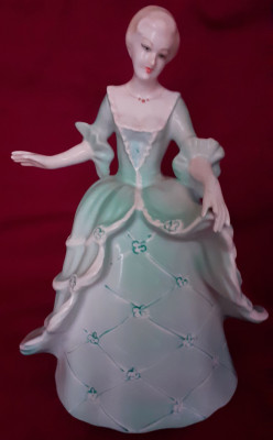 ARPO CURTEA DE ARGES - Regina balului - Porcelain foto