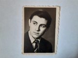 Fotografie cca 3/6 cm cu bărbat t&acirc;năr din Brăila &icirc;n 1965