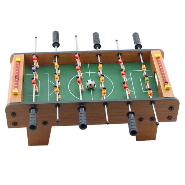 Joc de fotbal eMazing cu teren și 18 jucători, echipată cu 6 m&acirc;nere și un panou de scor, fabricată din metal, lemn și ABS, av&acirc;nd dimensiunile 69 x 36.
