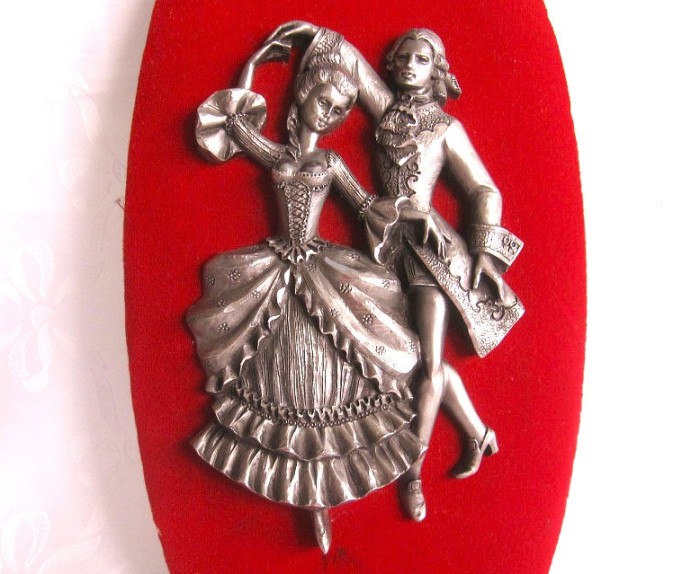 TABLOU ZINC BACKET FRANTA PE CATIFEA PERECHE IN TINUTA DE EPOCA 24.5 CM
