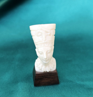 FIGURINA MICUTA DIN FILDES SCULPTAT MANUAL, NEFERTITI foto