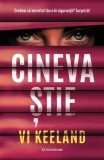 Carti Vi Keeland - Cineva stie - Roman fictiune dragoste paperback brosat