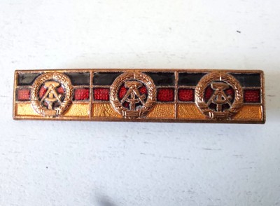 Insigna vintage cu steag si stema DDR / GDR / Germania de Est - metal, 6 cm x 1cm foto