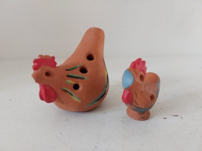 Lot 2 jucarii muzicale vechi tip ocarina de lut, forma de cocos, una cu 8 orificii si una cu 3 orificii foto
