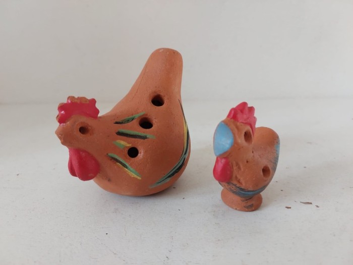 Lot 2 jucarii muzicale vechi tip ocarina de lut, forma de cocos, una cu 8 orificii si una cu 3 orificii