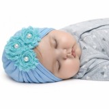 Turban bebelusi albastru deschis cu flori textile si perlute, caciulita