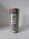 Vază de porțelan chinezesc, decorată manual &icirc;n stil famille rose (fencai), cu motive florale policrome și detalii aurii., 25&times;11 cm, ștanță