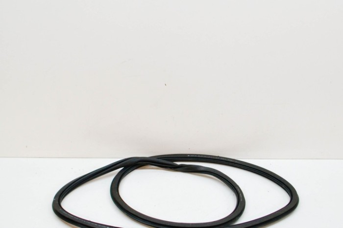Garnitura ușă st&acirc;nga spate SKODA OCTAVIA III 5E3 2018 OEM: 5E5867367F | 14558697