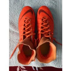 Cauti Ghete fotbal talpa de sala sintetic asfalt Nike Mercurial Vict 4 CR7  42.5 orig? Vezi oferta pe Okazii.ro