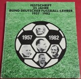 Album fotbal - Asociația Antrenorilor Profesioniști din Germania (25 de ani 1957/1982) cateva semnaturi+dedicatie pt Lucescu,etc