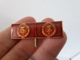 Insigna vintage cu steagul rosu comunist in fundal si stema DDR / GDR / Germania de Est - metal, 4 cm x 1cm