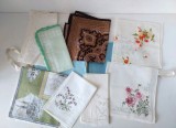 # Set de Colecție Port-Batiste + 8 Batiste Vintage (Viena, Mătase, Broderie Manuală)
