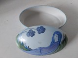 Cutie ovală din porțelan pictată manual, cu capac &ndash; semnătură MS4, 15 cm