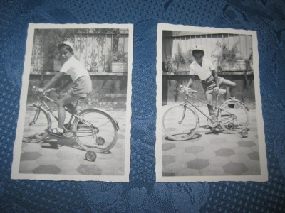 B727- Set 2 Foto vechi-Copil pe bicicleta 1952. Marimi: 8.5/6 cm. Stare buna. foto